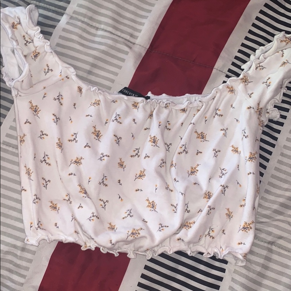 cute flower off the shoulder crop top!